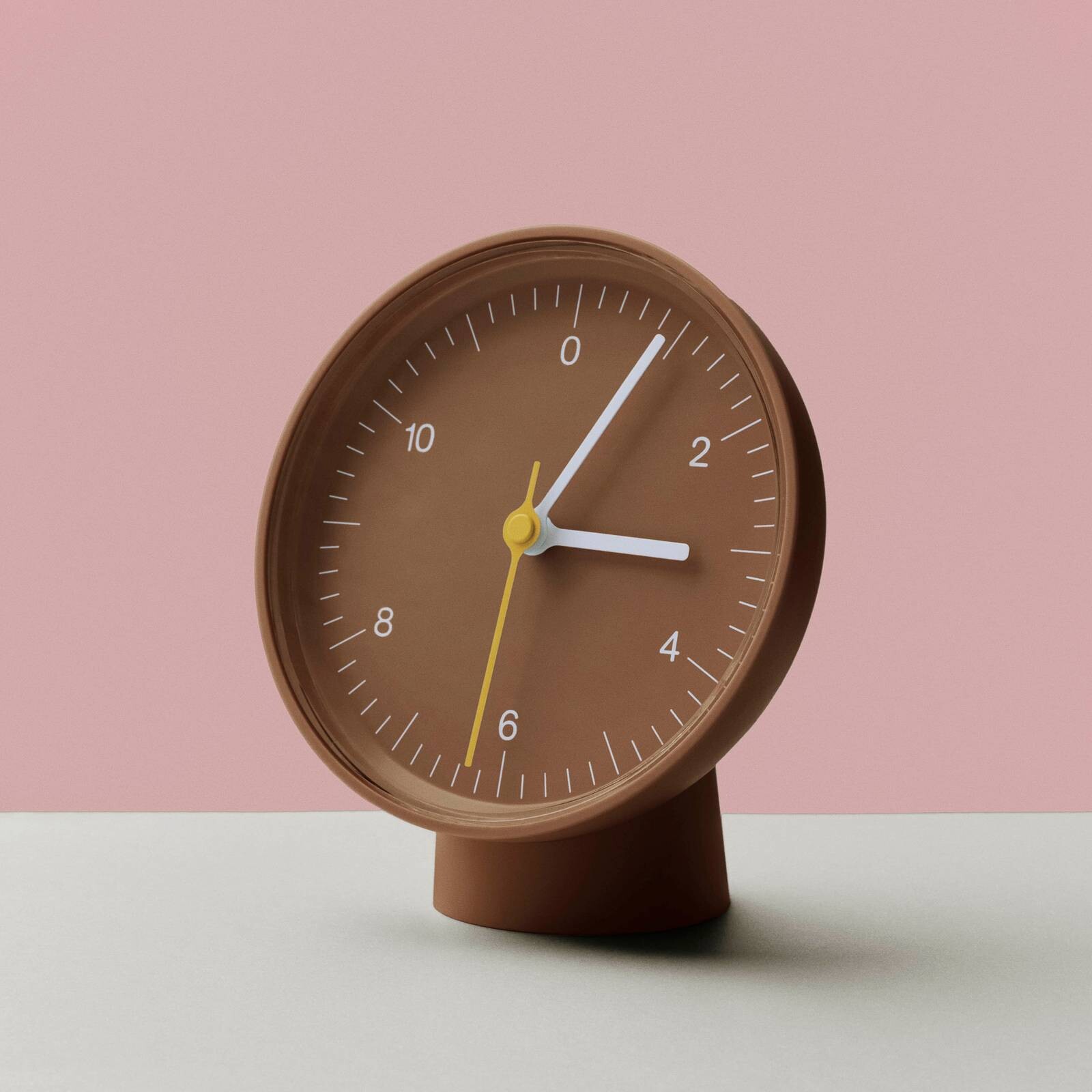 HAY Stolové hodiny Table Clock, hnedé, plast, výška 14 cm