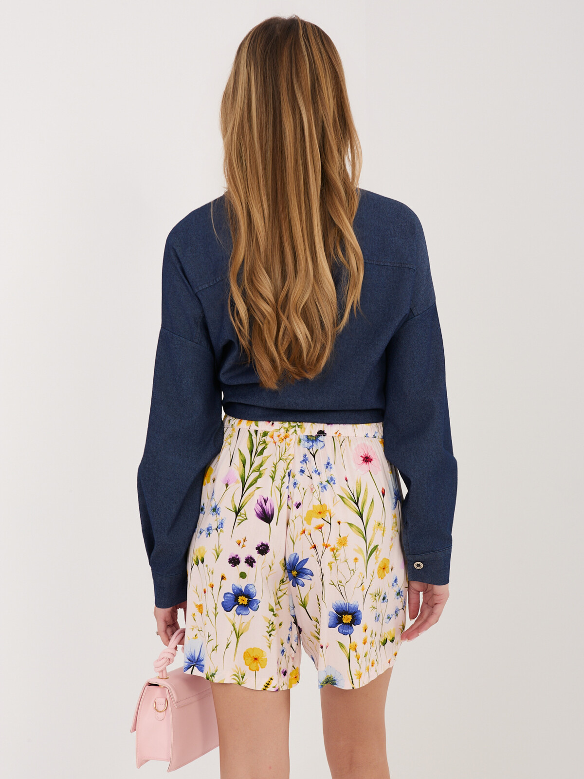 Svetloružové letné šortky s kvetmi