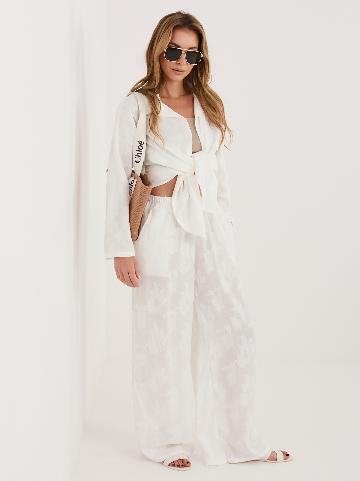 Biely letný komplet s reliéfnym vzorom