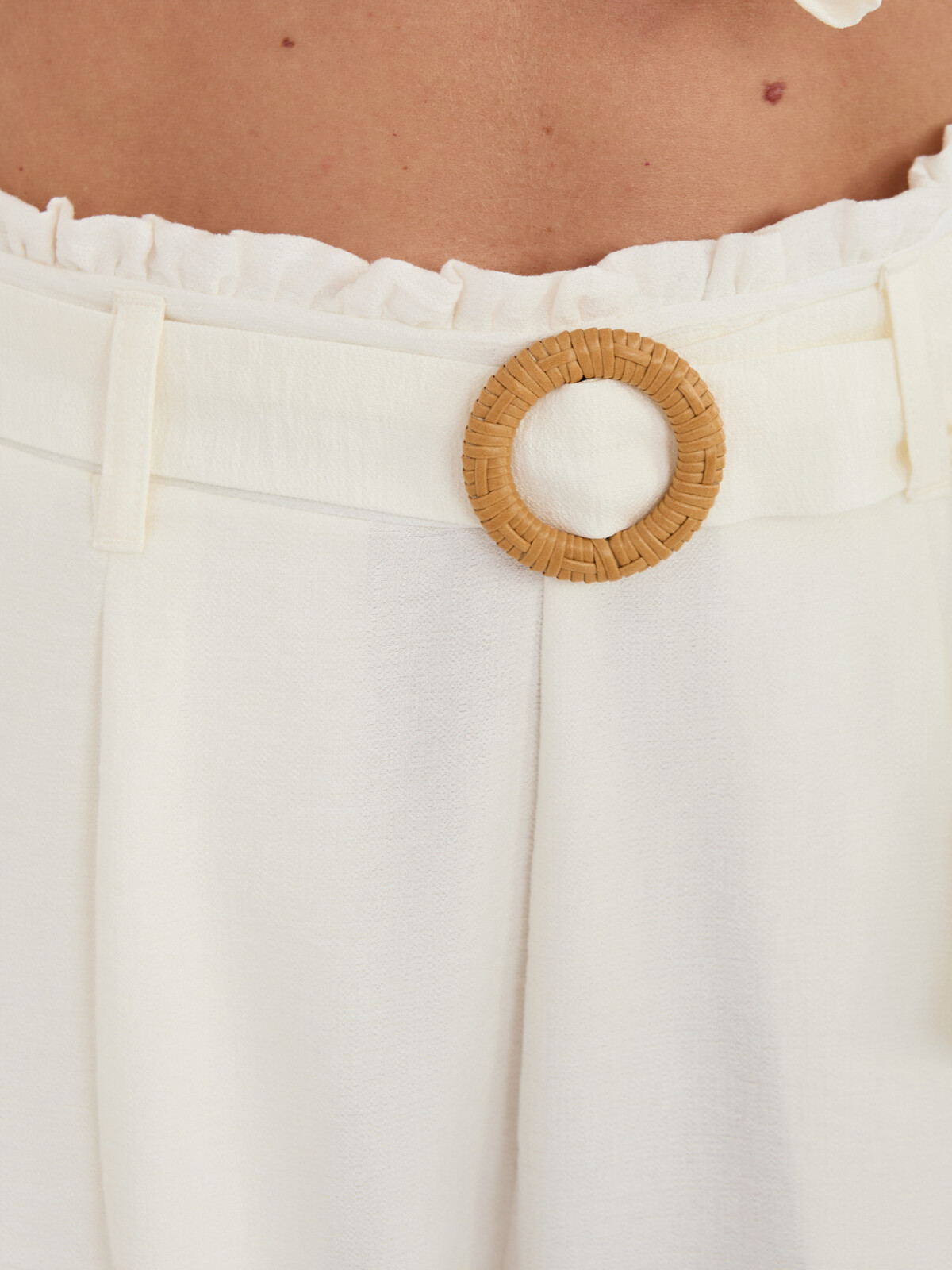 Biele letné šortky s vreckami