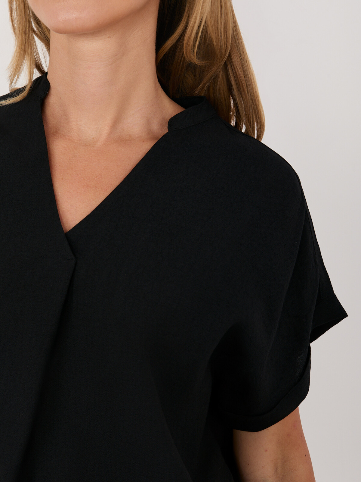 Čierna letná blúzka s krátkym rukávom