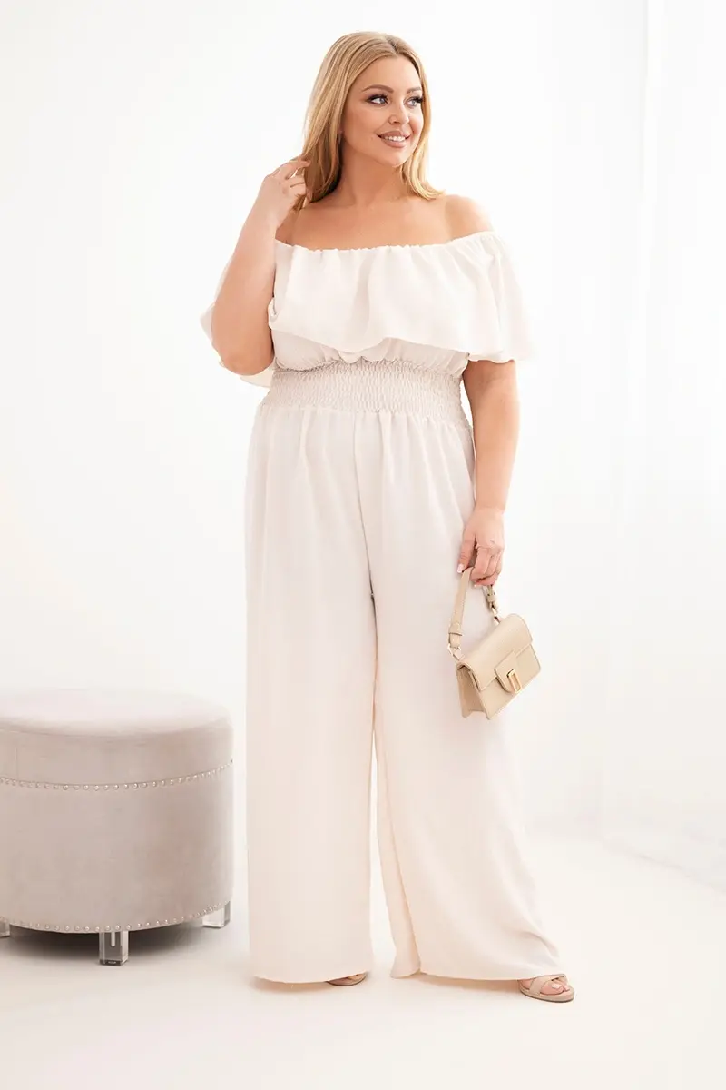 Plus-size overal s odhalenými ramenami a volánom