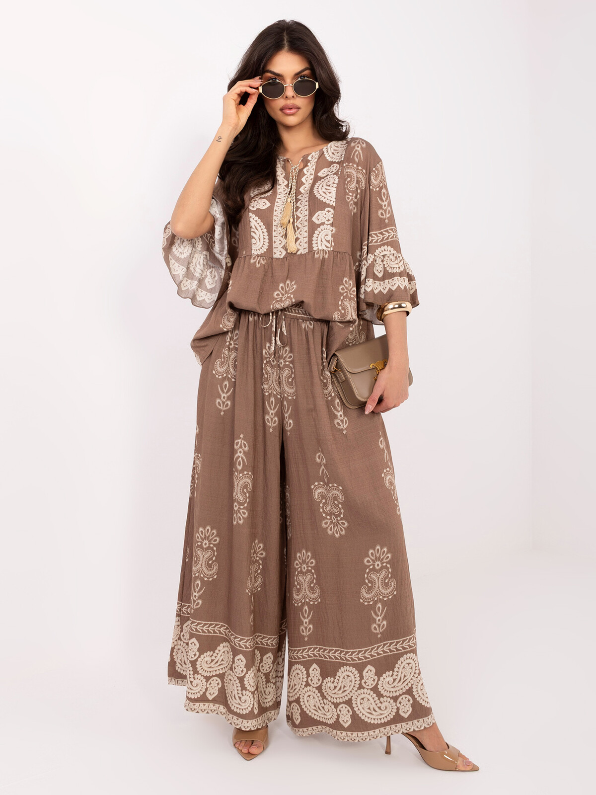 Béžový letný komplet s viazaním pri dekolte