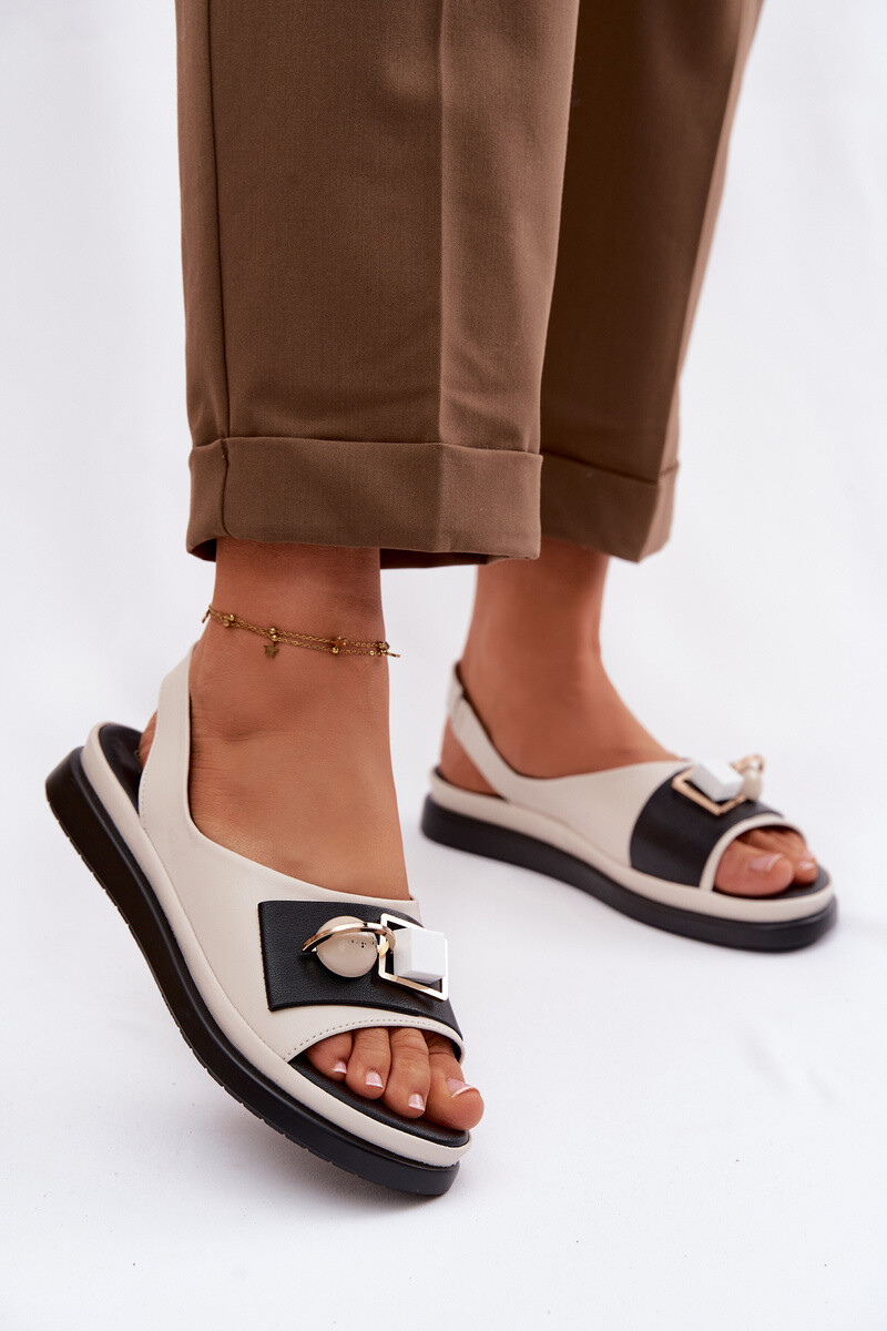 Kožené dámske sandále s dekoráciou