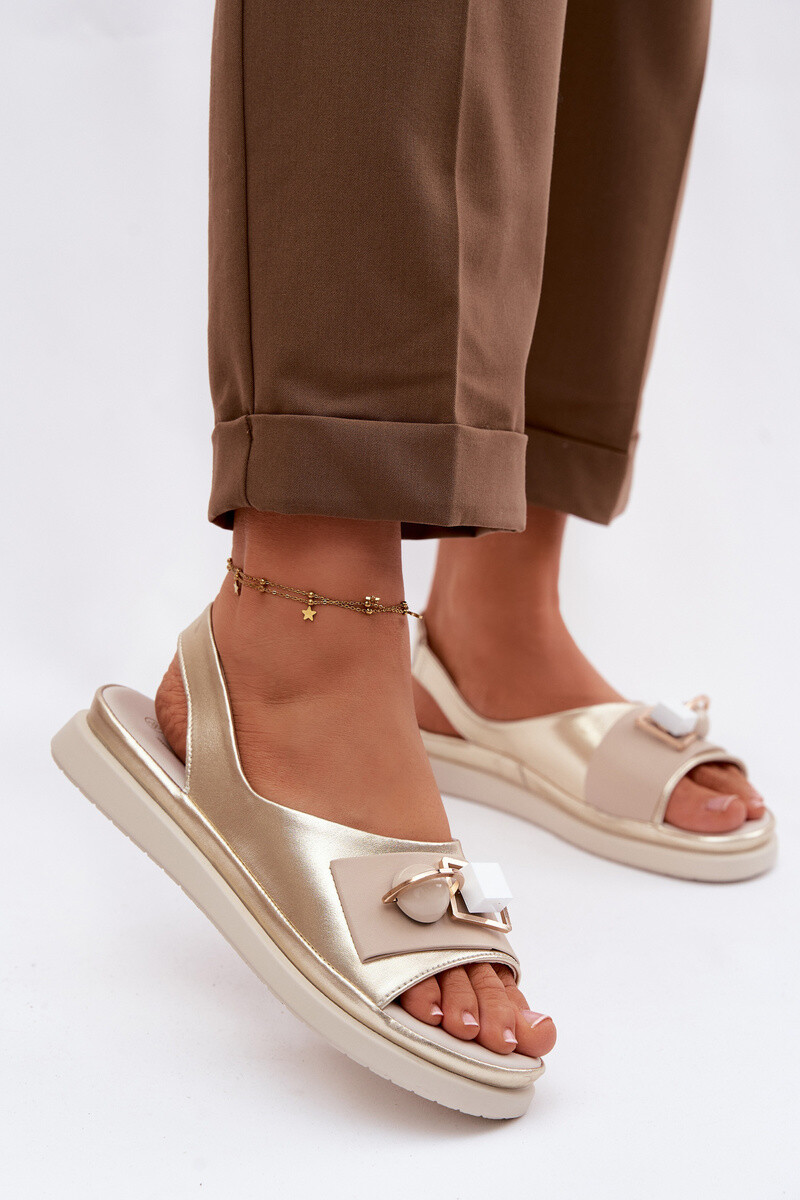 Kožené dámske sandále s ozdobou