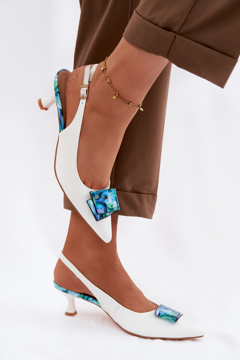 Dámske kožené sandále na podpätku s ozdobou