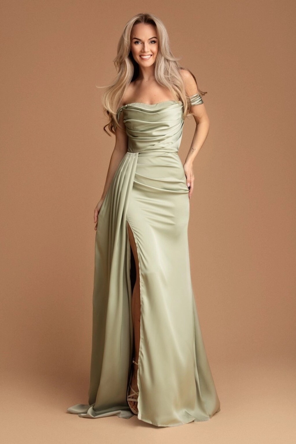 Eva & Lola Poškodený tovar - Zelené priliehavé šaty spustené na ramená Veľkosť: L