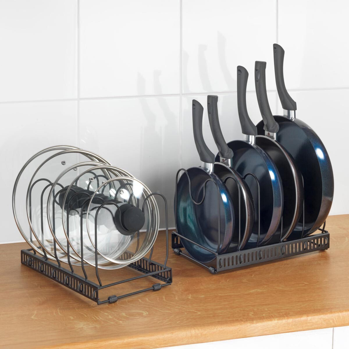 Výsuvný držiak na pokrievky a panvice