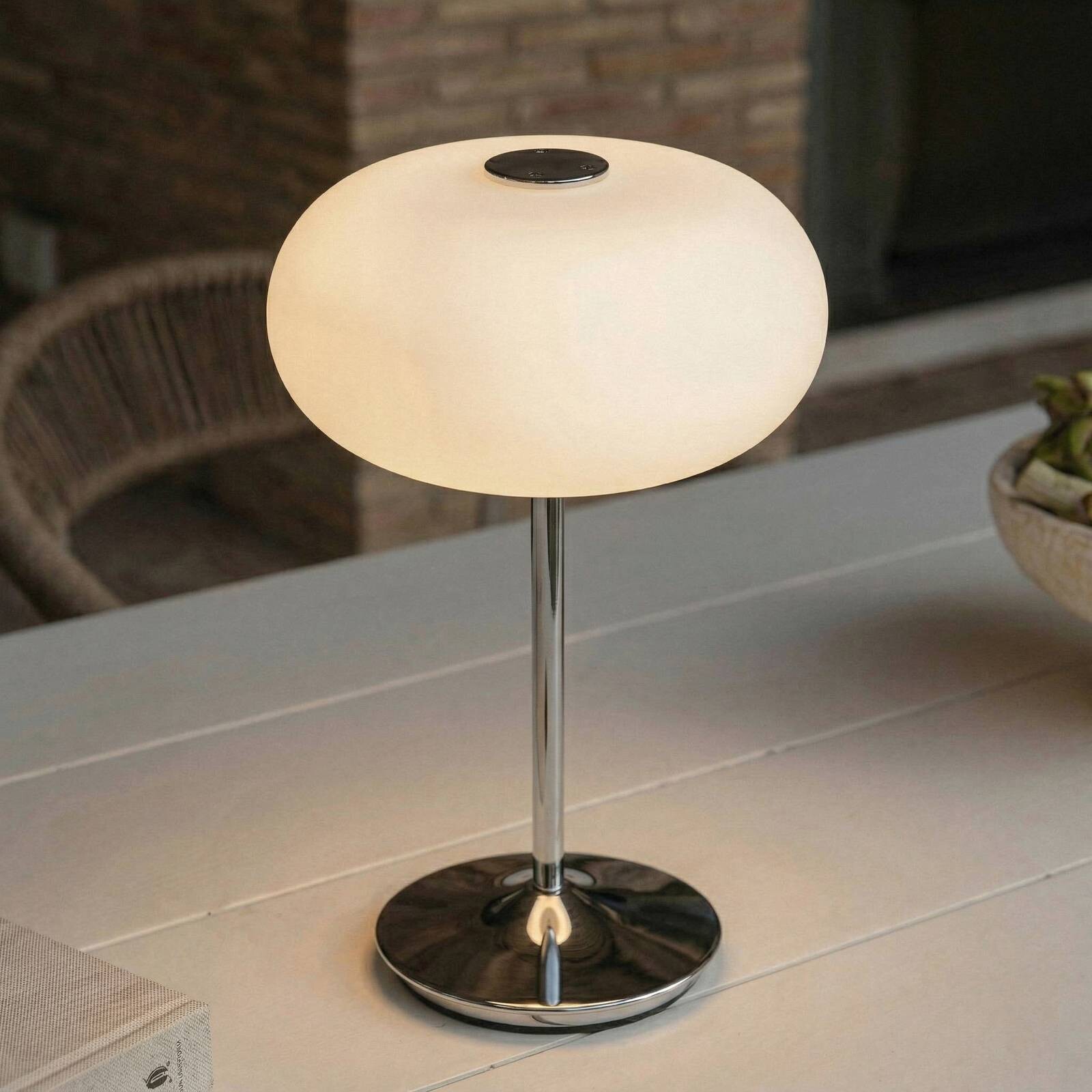 Lucande LED stolná lampa na akumulátor Anoria, chróm/biela, sklo, IP44, USB