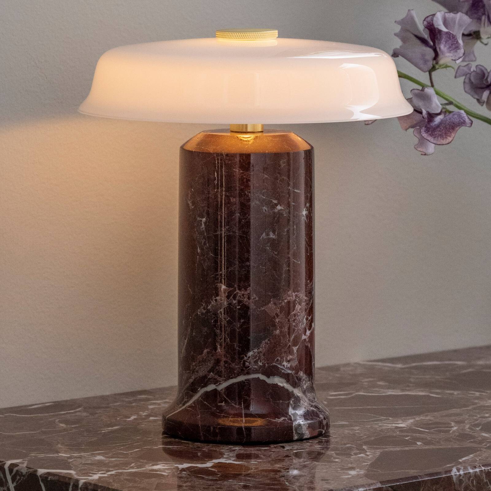 Stolová LED lampa na batérie Trip No. 2, bordová/biela, mramor, sklo