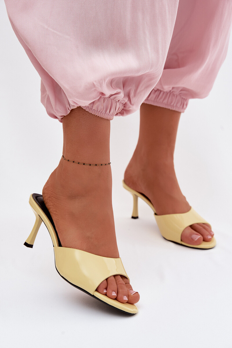 Žlté lodičky z lakovanej eko kože