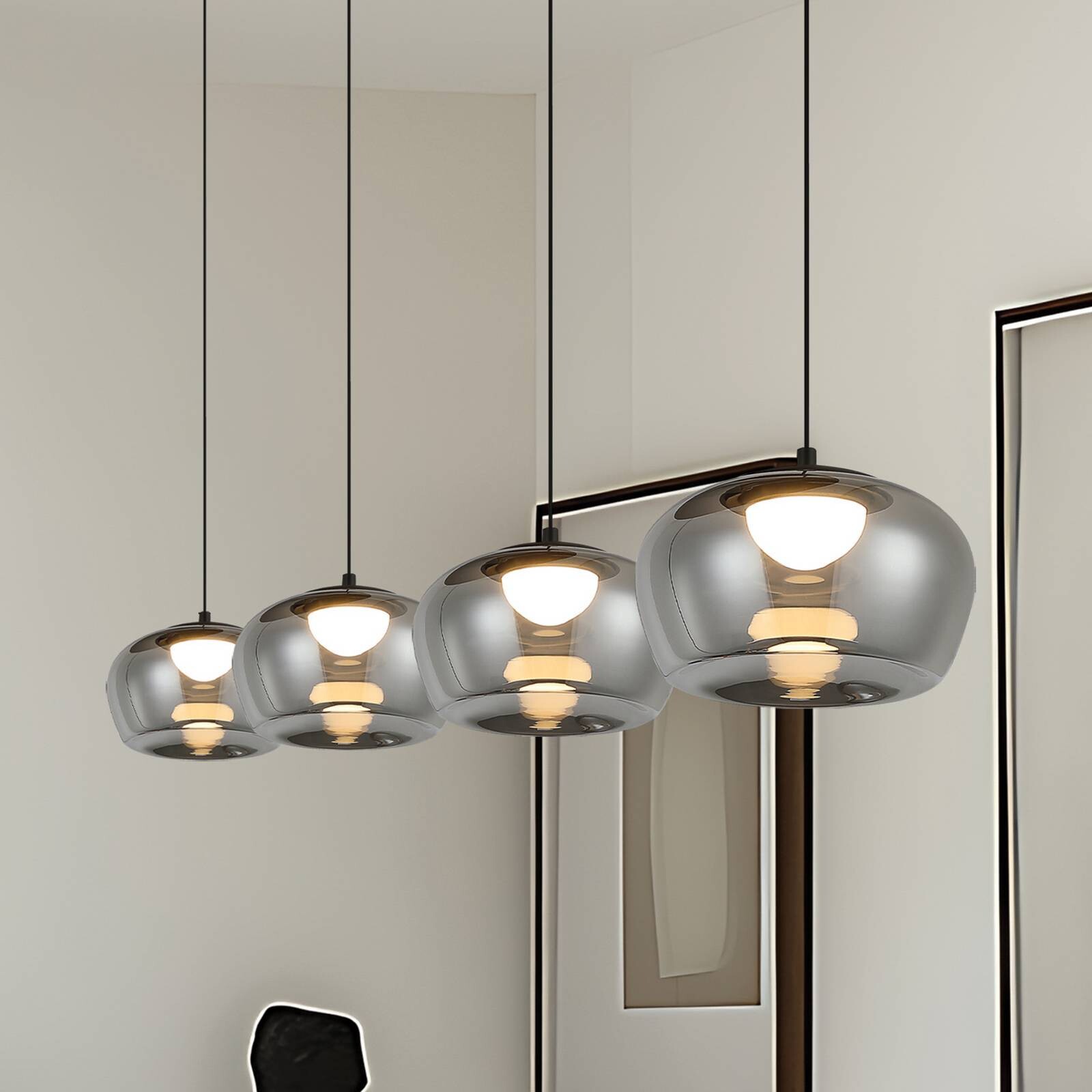 LED závesné svietidlo Nadia, dĺžka 92 cm, dymovo sivá, sklo, 4-pl.