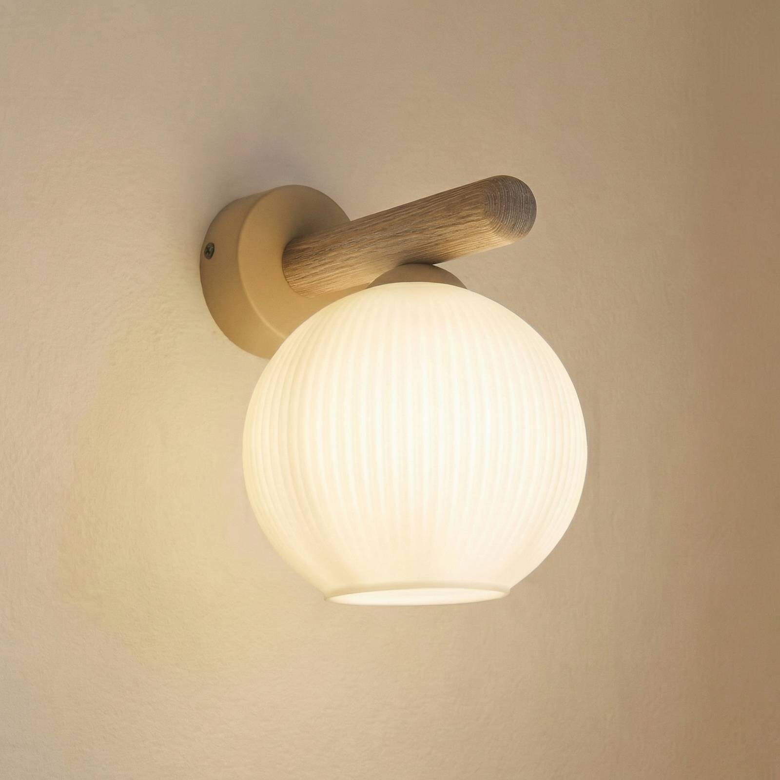 Nástenné svetlo Virlo, drevo, opálové sklo, výška 20 cm, E14
