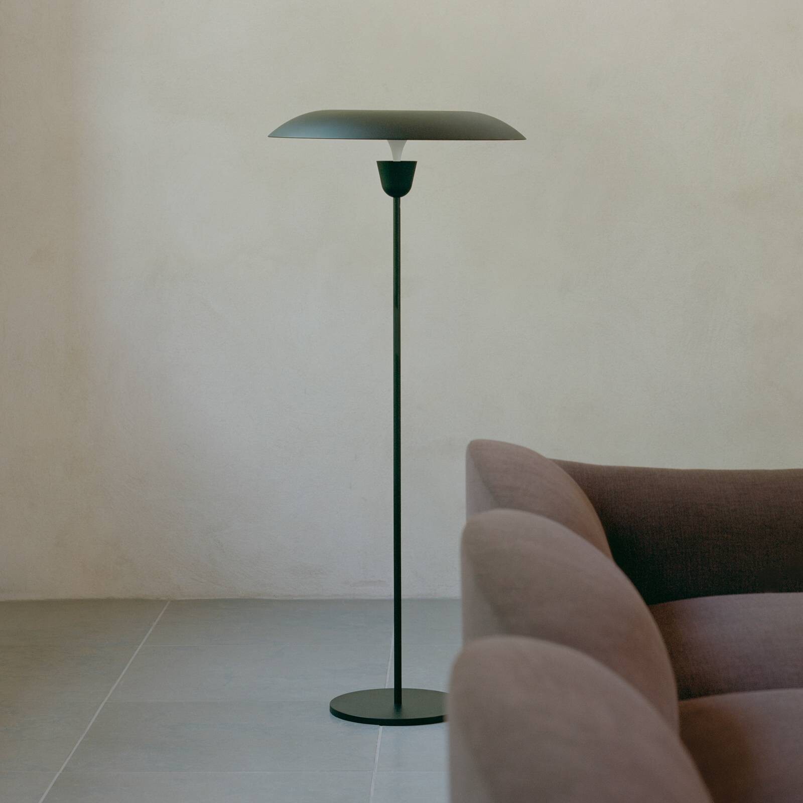 NEW WORKS LED stojacia lampa Kantarell, čierna, stmievateľná, 127 cm