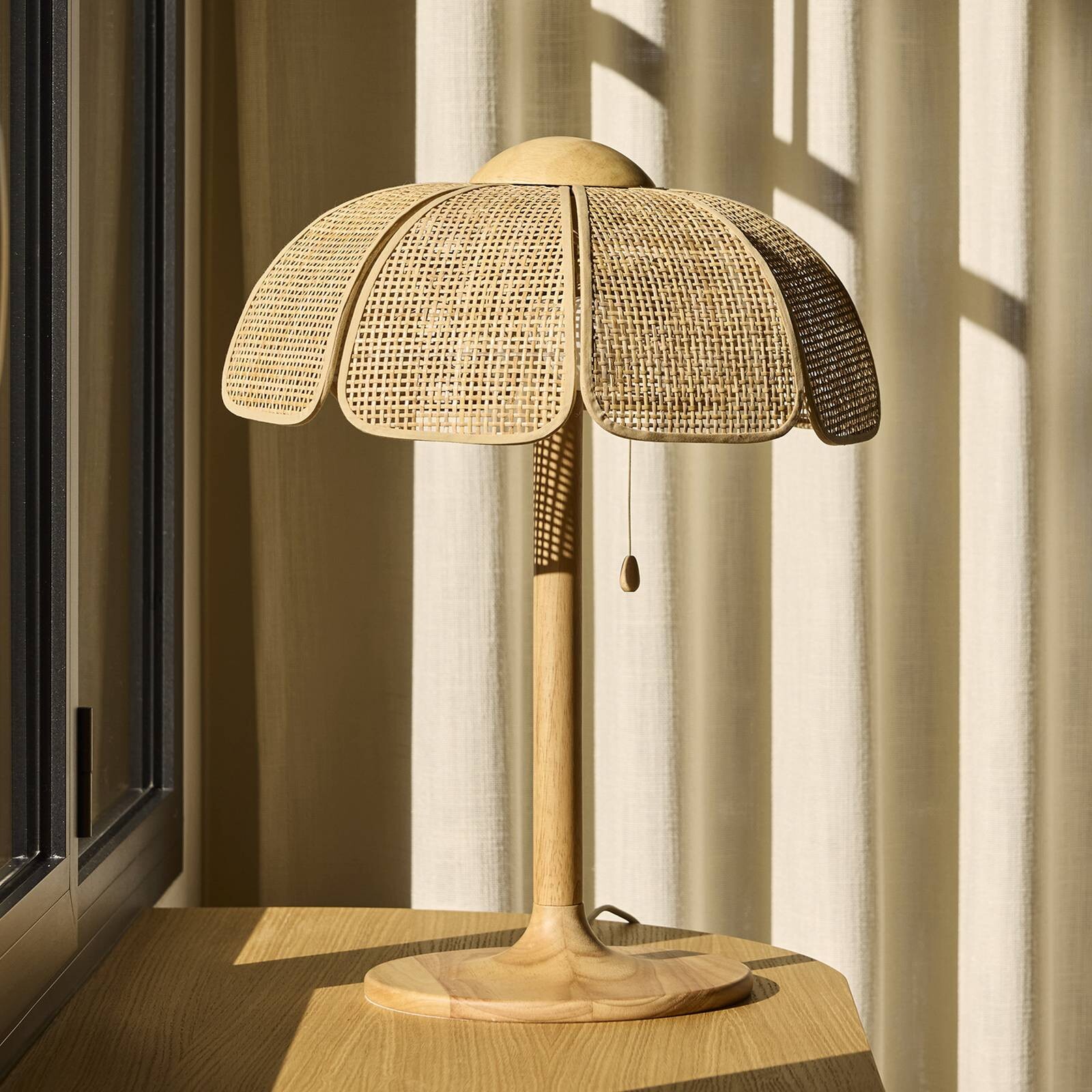 MARKET SET Stolová lampa Coquillage, rúrkový výplet/drevo, E27