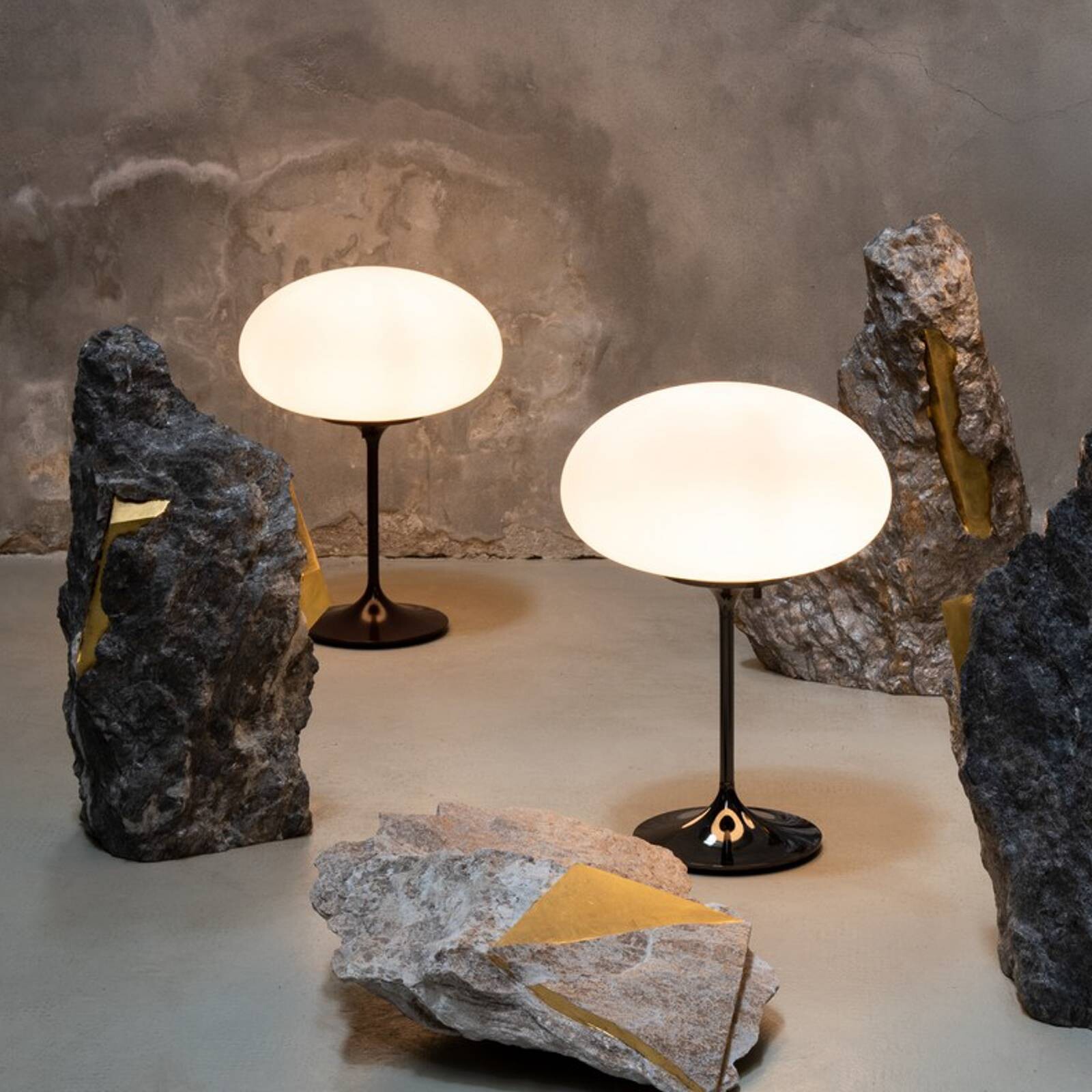 Gubi stolová lampa Stemlite, čierna-chrómová, výška 42 cm, stmievateľná