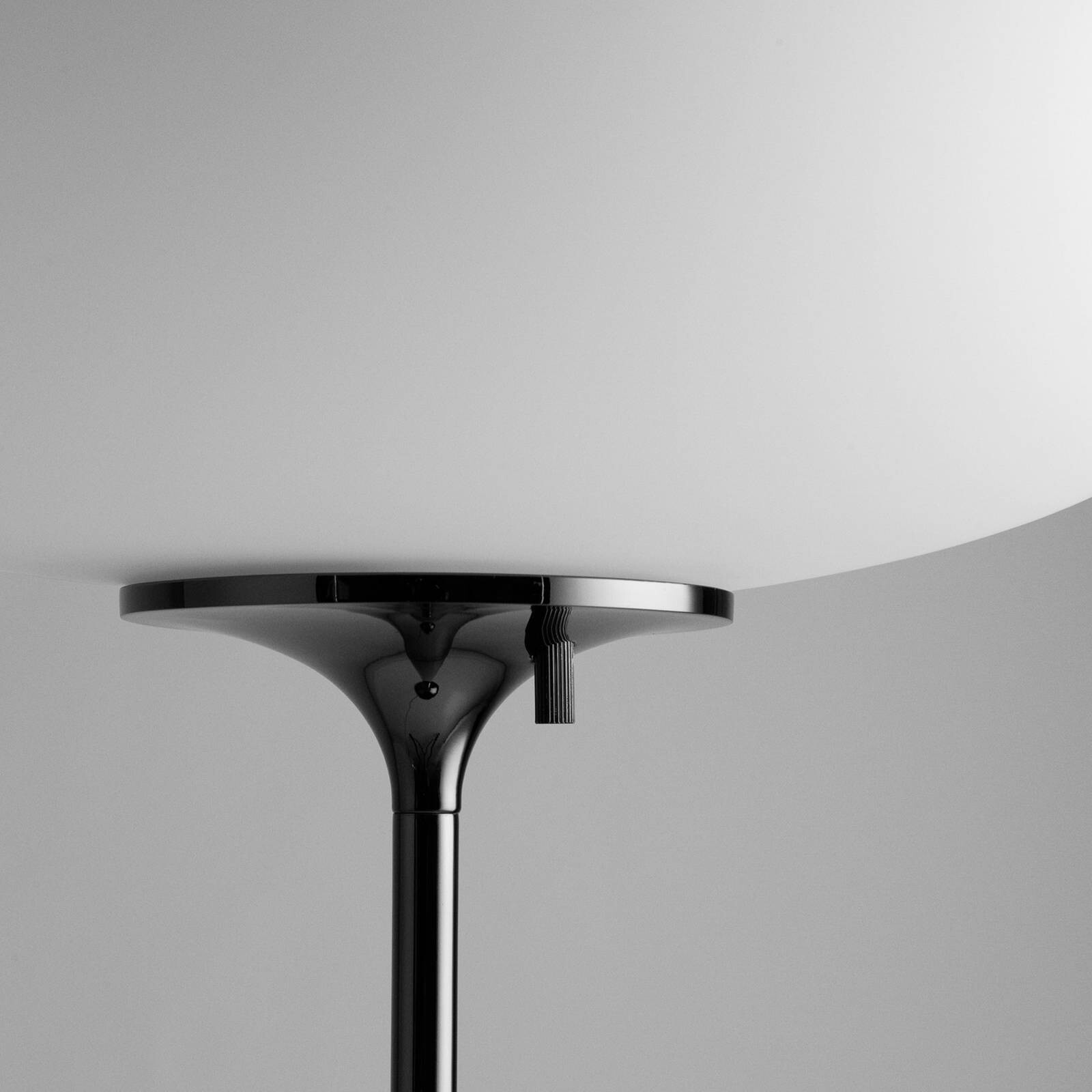 Gubi Stojacia lampa Stemlite, čierno-chrómové, výška 110 cm, stmievateľné