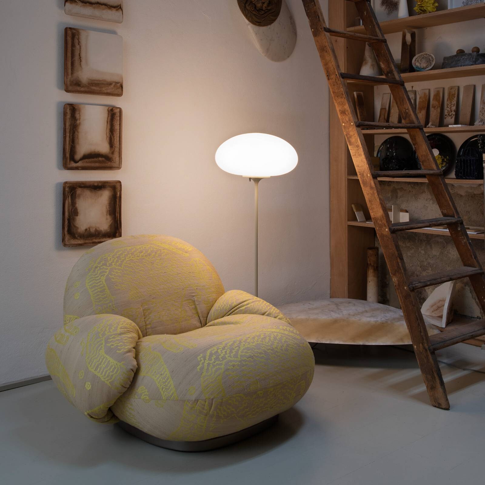 Gubi Stojacia lampa Stemlite, šedá farba, výška 110 cm, stmievateľné