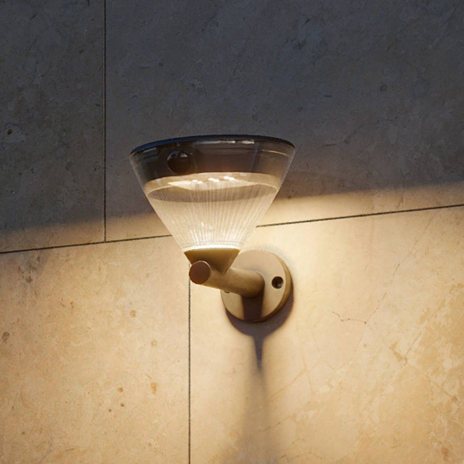 Solárne nástenné svietidlo Philips LED Kyna, čierne, so senzorom, IP44