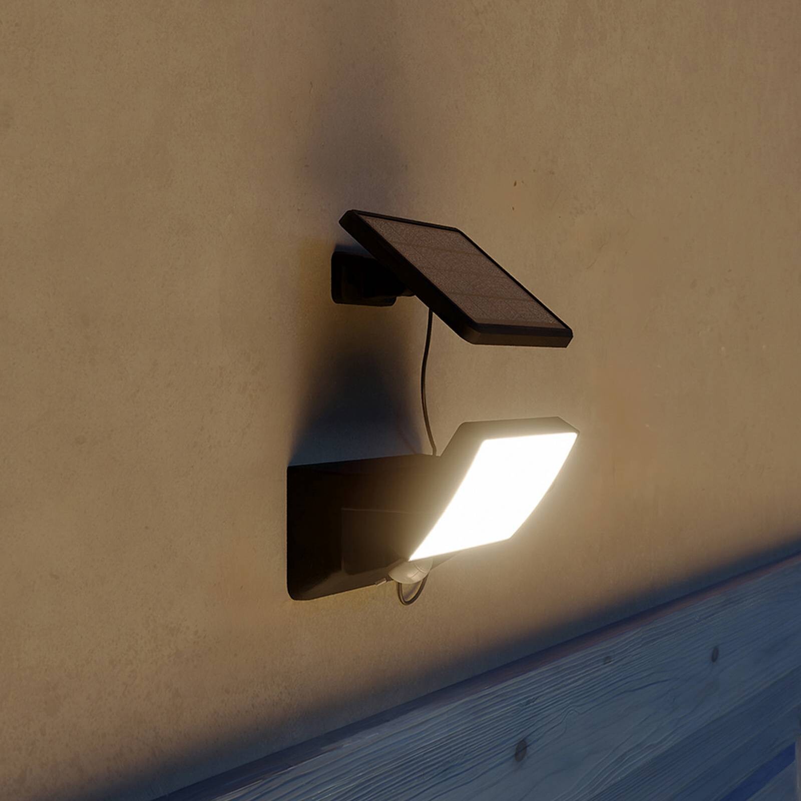 Solárne nástenné svietidlo Philips LED Fyns, čierne, so senzorom, IP44