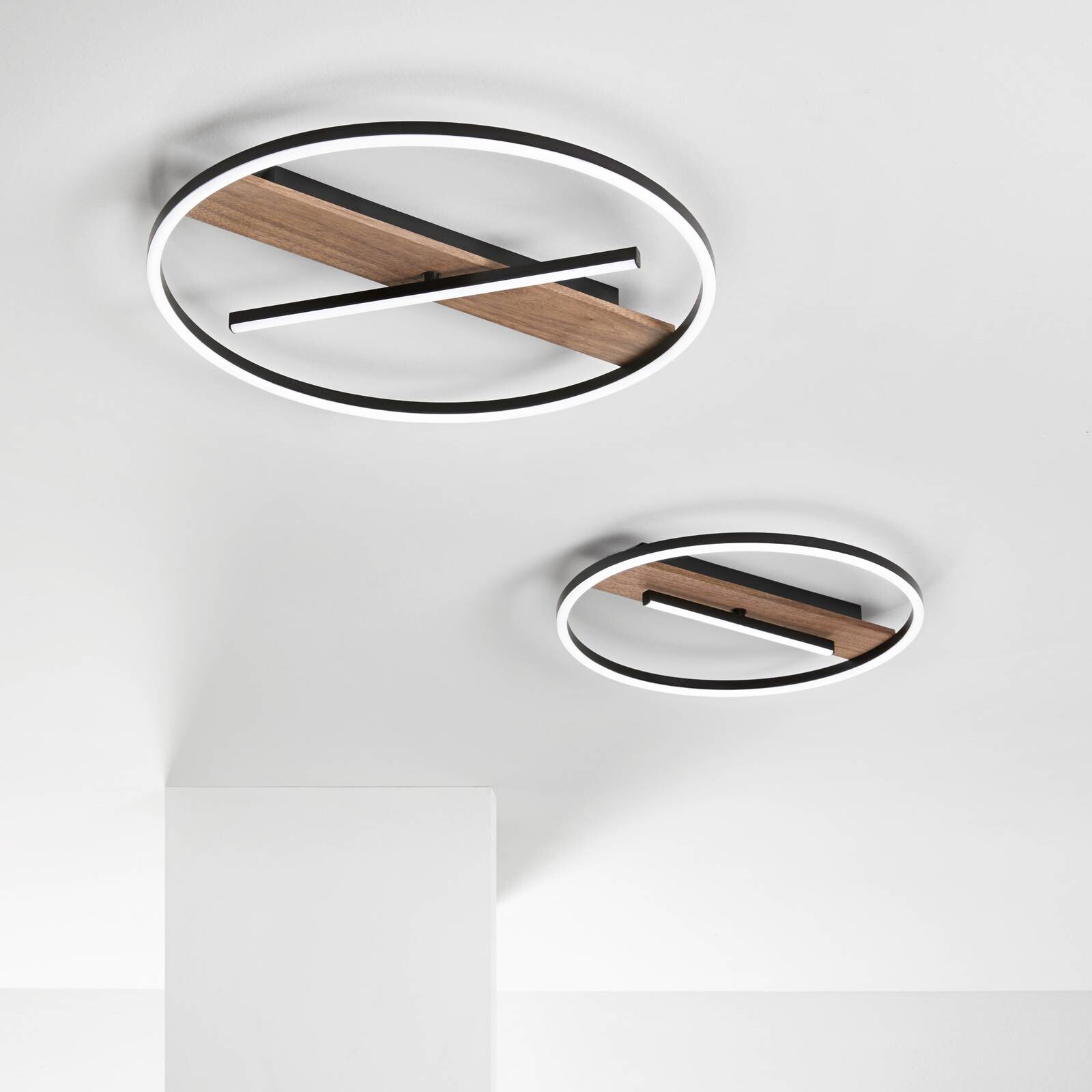 LED nástenné svetlo Azimuth, Ø 50 cm, čierna/v odtieni dreva, kov