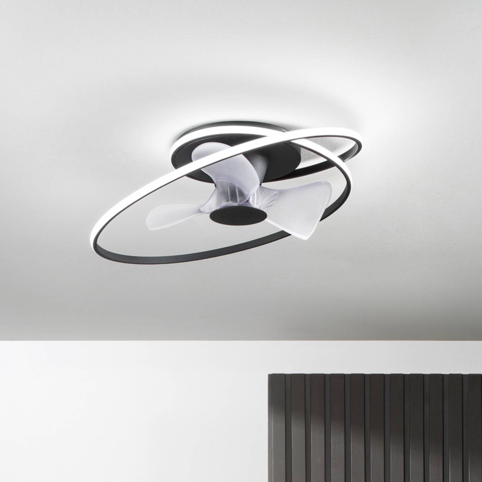 LED stropný ventilátor Storm, čierno-biely, Ø 77 cm CCT, tichý