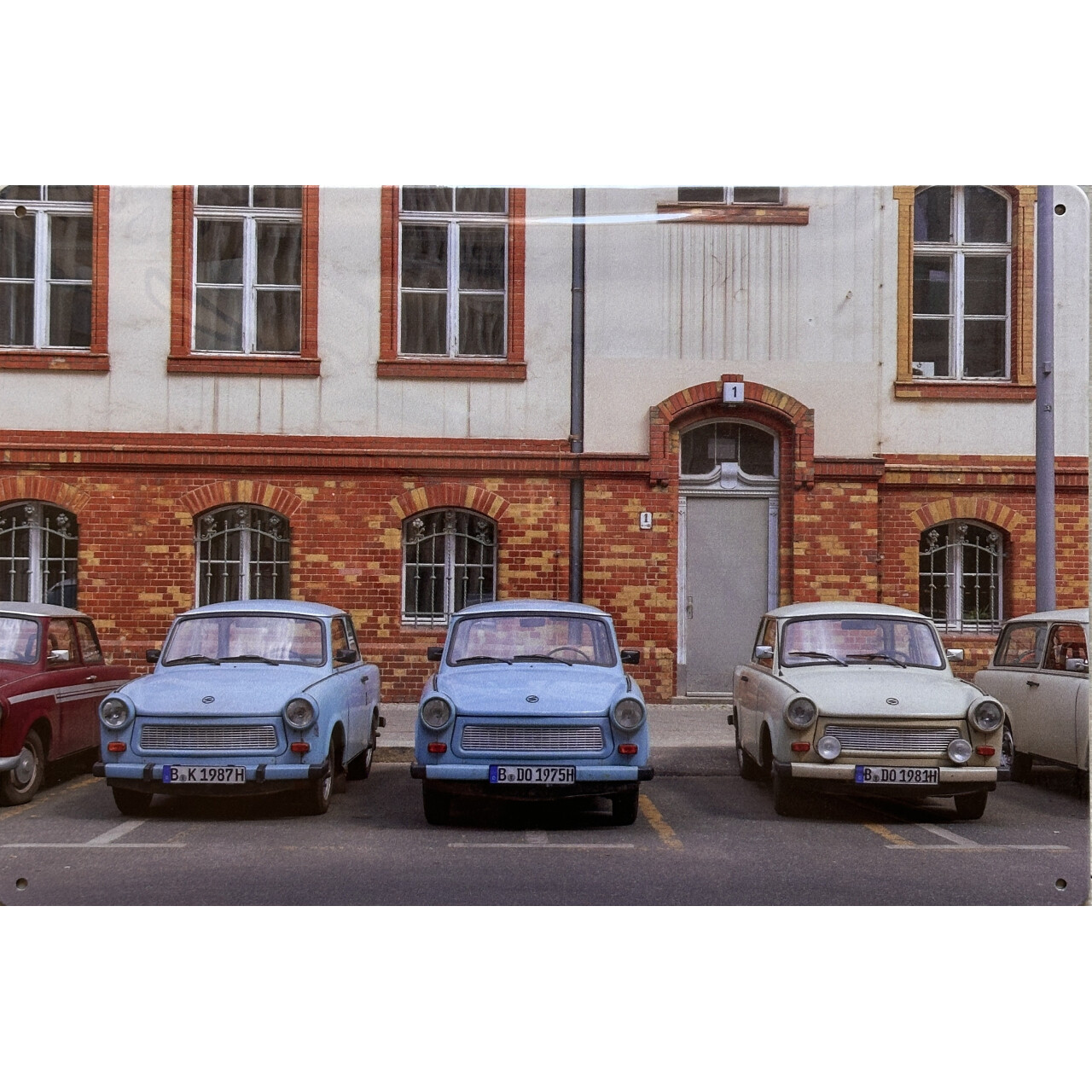 Ceduľa plechová Legal Life Trabi parking 20x30cm - farebná