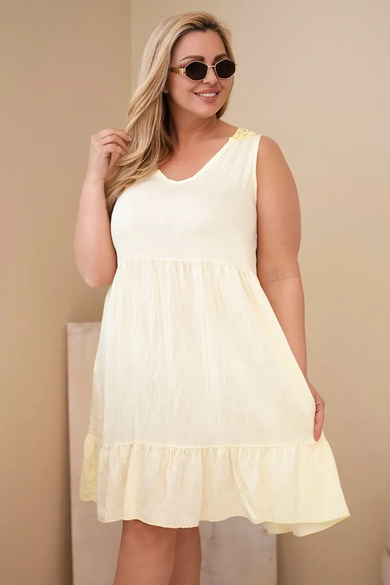 Plus-size žlté šaty bez rukávov s čipkou