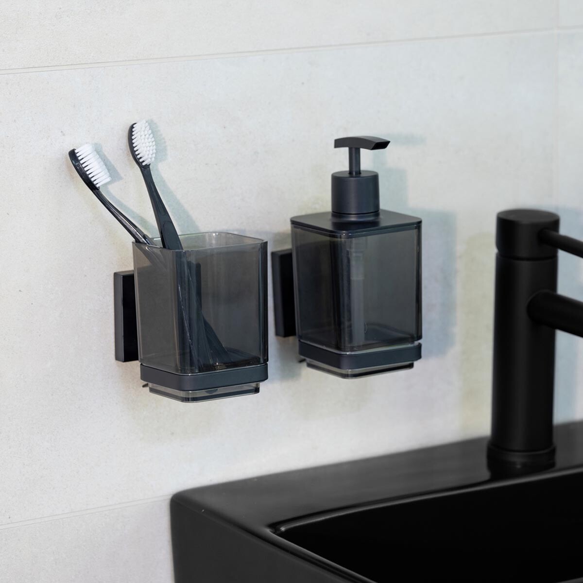 Pohárik na zubnú kefku Vacuum-Loc® Quadro, čierny