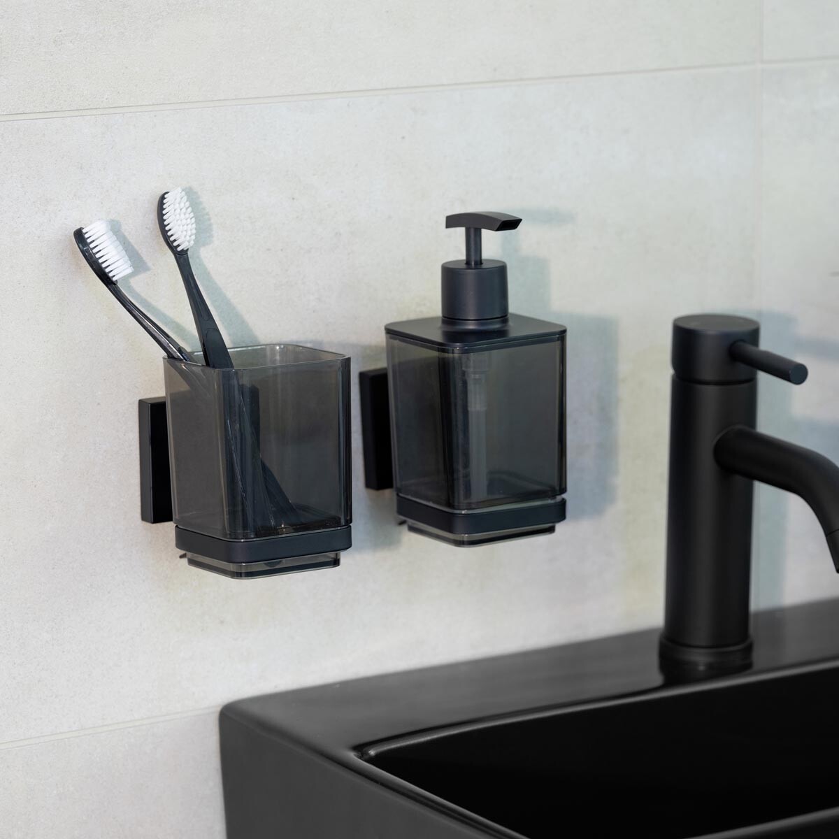 Dávkovač mydla Vacuum-Loc® Quadro, čierny