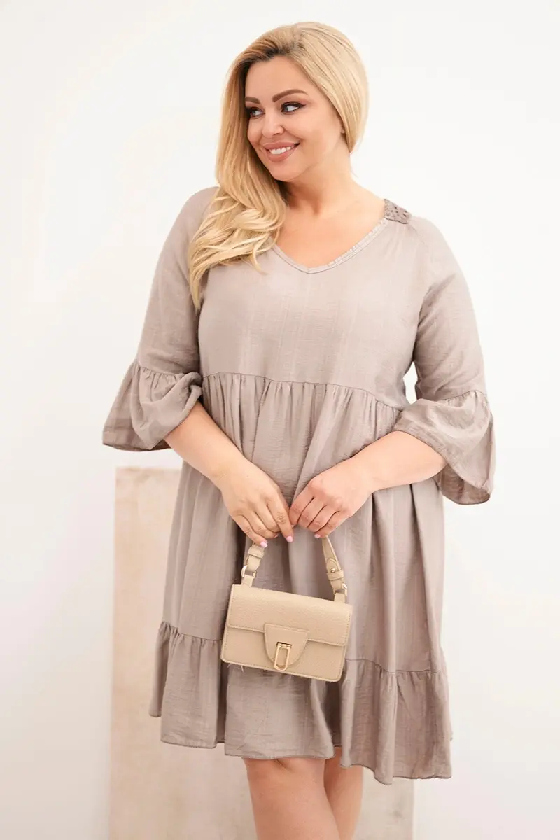 Plus-size viskózové šaty s výrezovým detailom