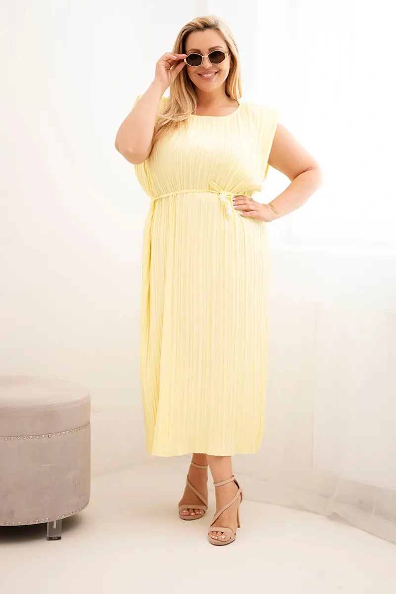 Kesi Plus-size plisované šaty s opaskom žlté