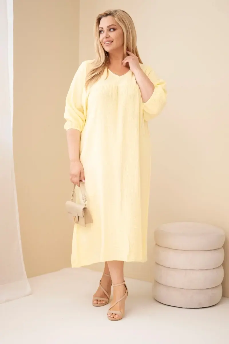 Plus size muslinové šaty s V-výstrihom žlté