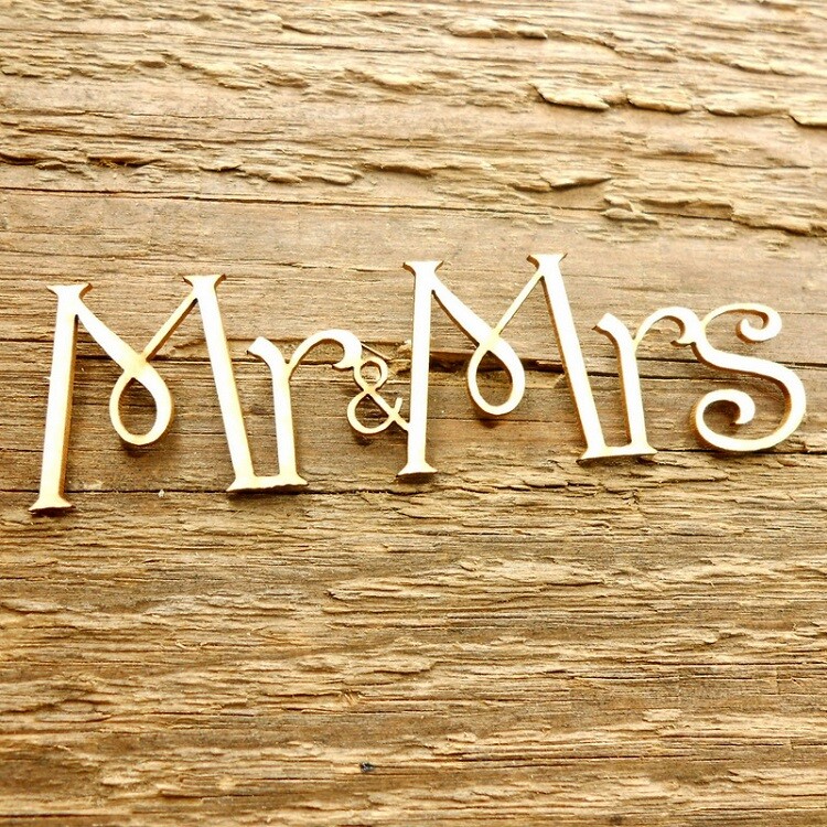 Drevený dekoračný nápis Mr. & Mrs. – ornament