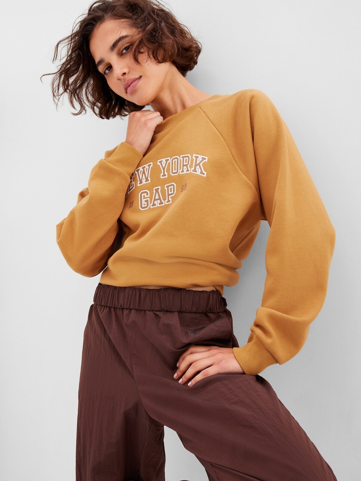 Žltá dámska mikina GAP raglan soft s logom