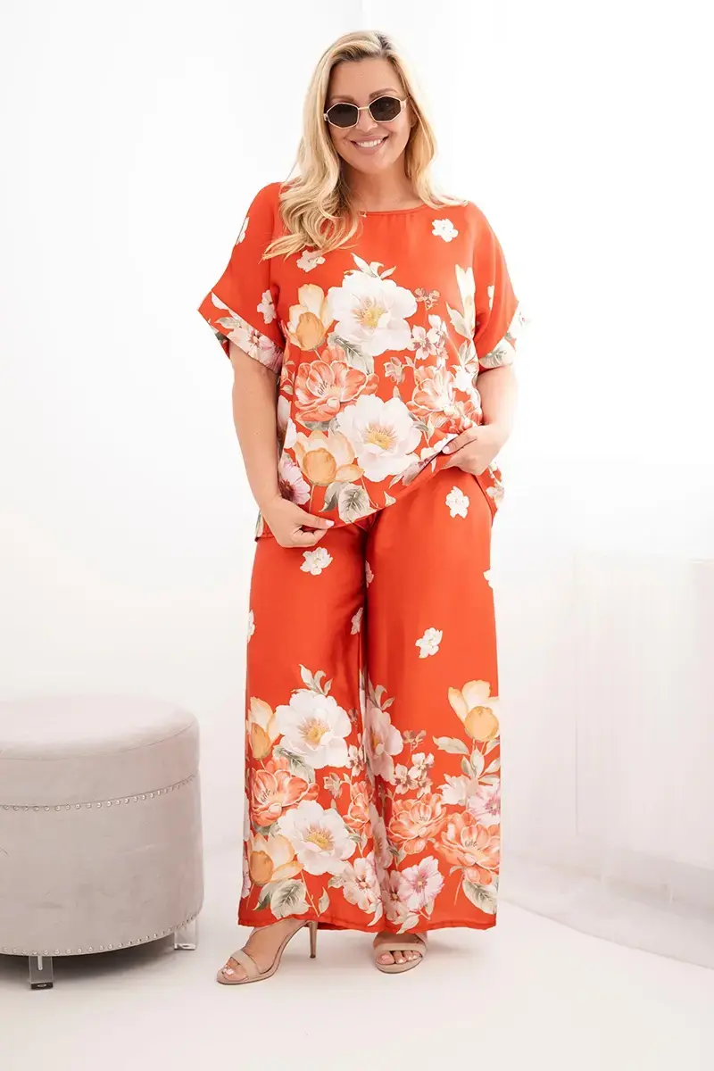 Dámsky plus size komplet s blúzkou a kvetinovými nohavicami
