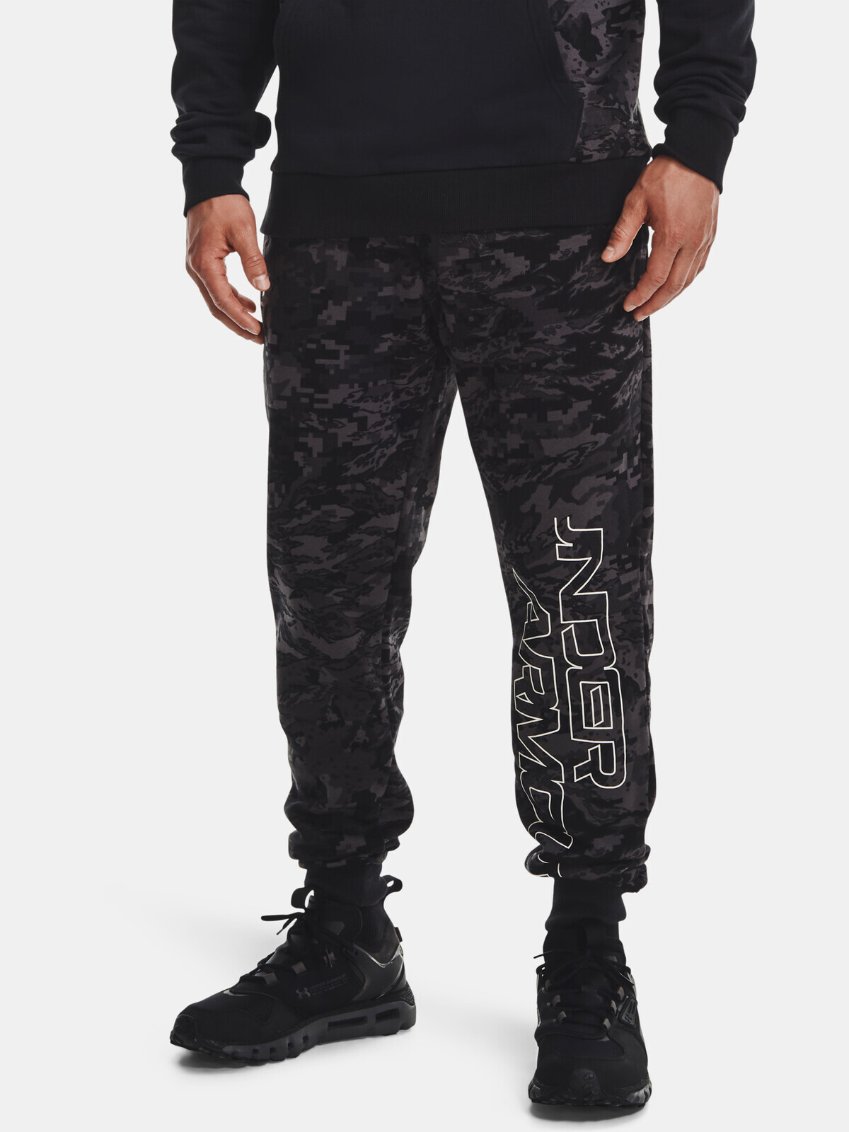 Under Armour Sweatpants RIVAL FLC CAMO SCRIPT JGR-BLK - Men's
