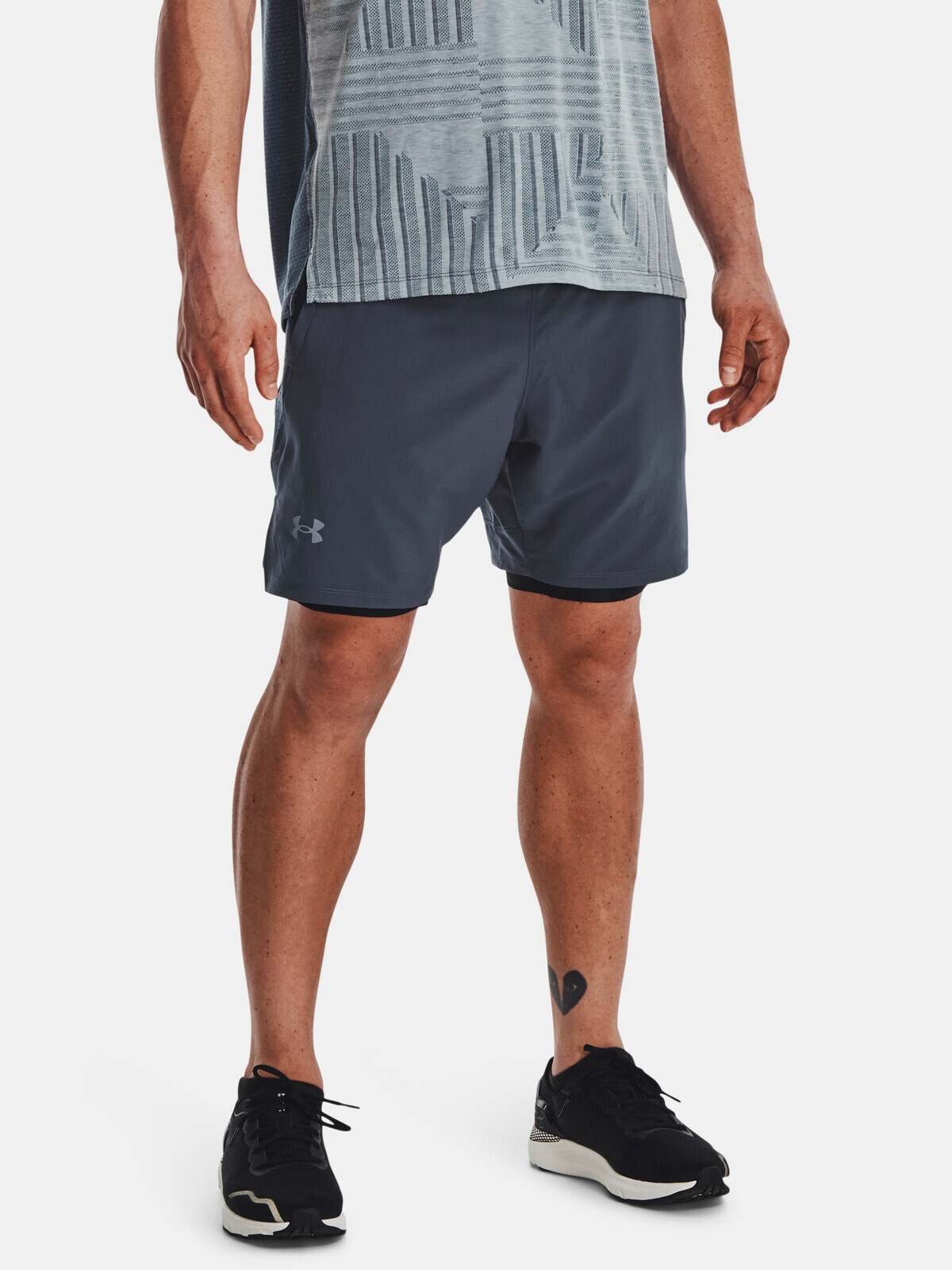 Tmavosivé športové kraťasy Under Armour LAUNCH ELITE 2in1 7'' SHORT