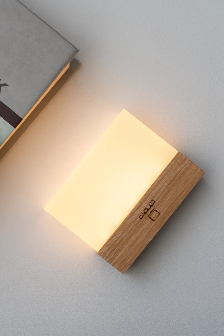 Gingko Design lampa na nočný stolík LED z orechového dreva 8 x 2,5 x 6,6 cm
