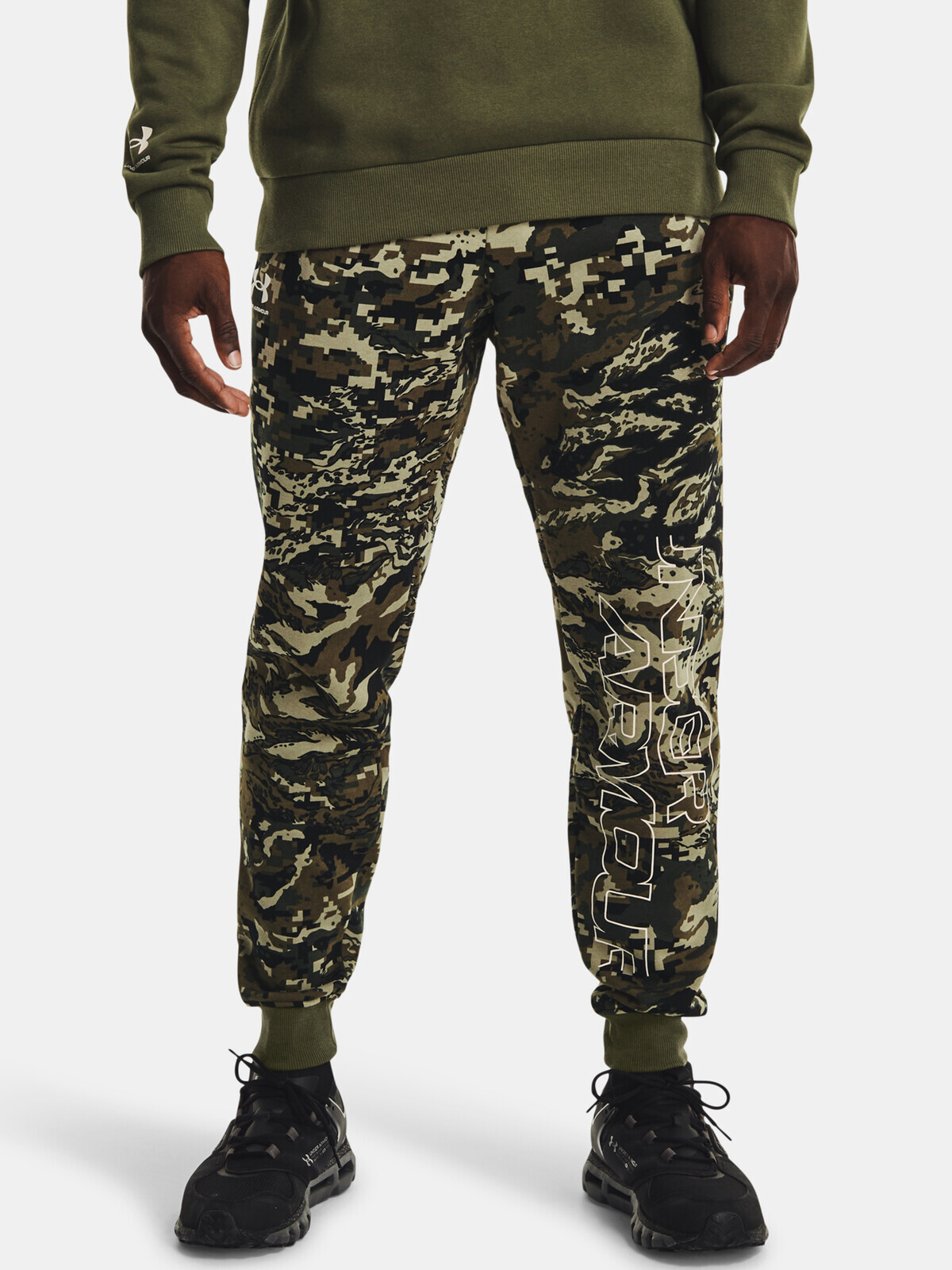 Under Armour Sweatpants UA RIVAL FLC CAMO SCRIPT JGR-GRN - Mens