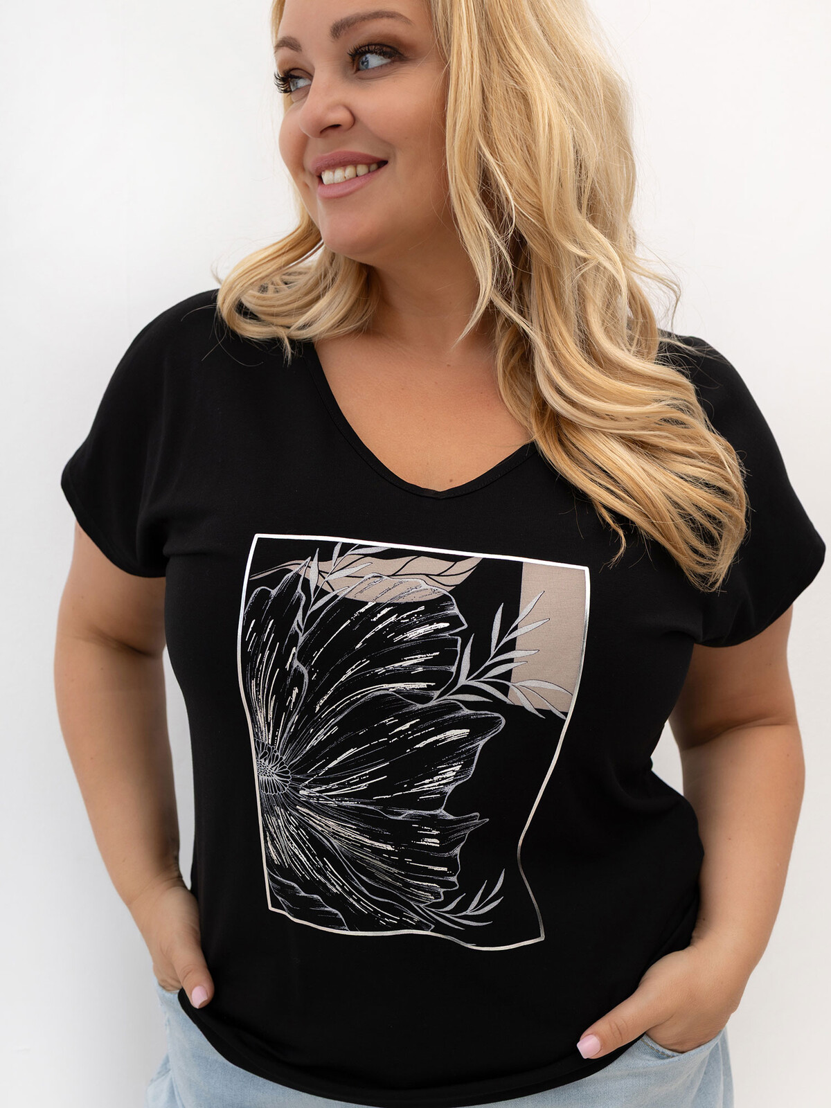 Čierne plus size tričko s kvetinovým motívom