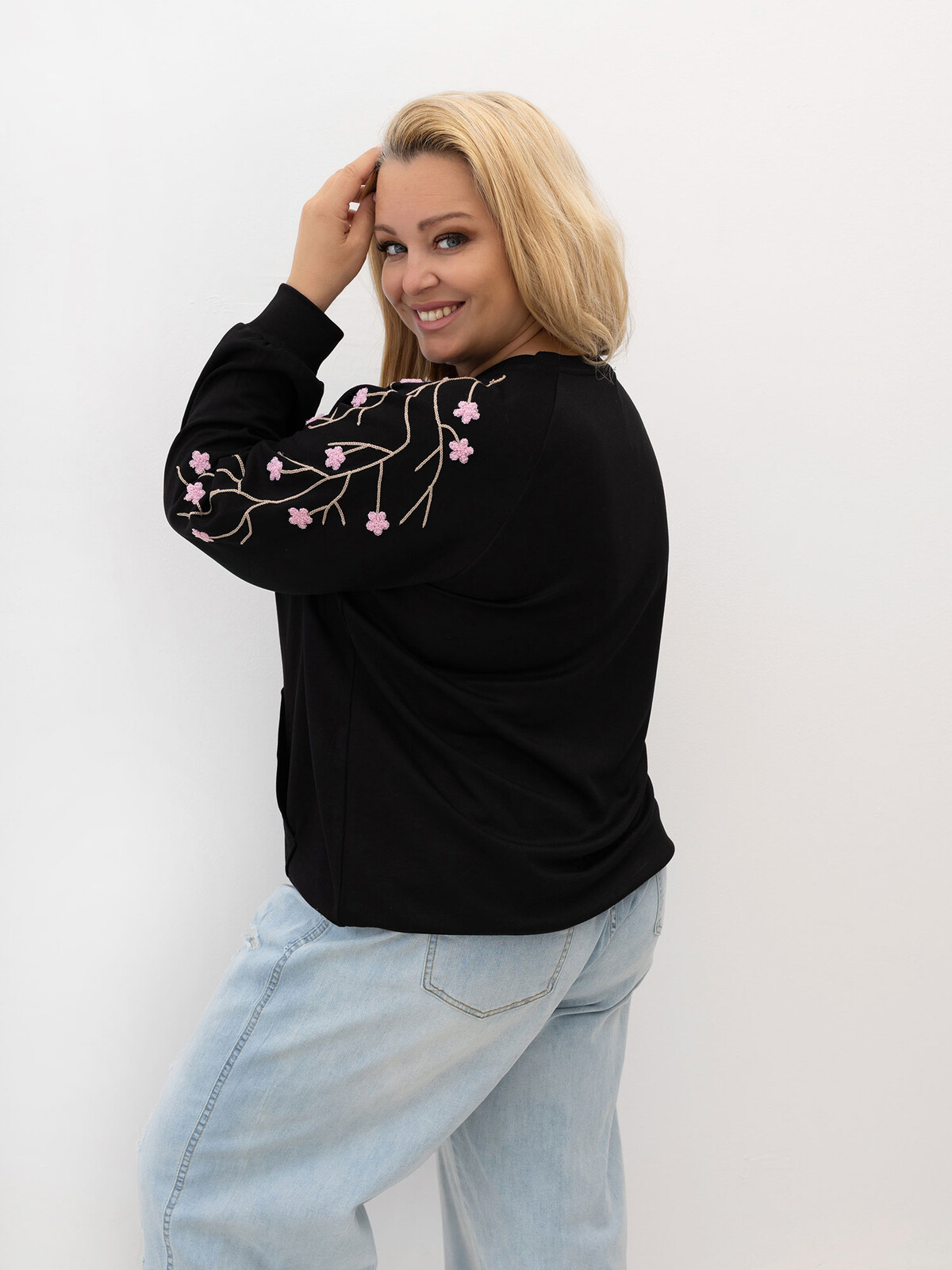 Čierna plus size mikina s výšivkou