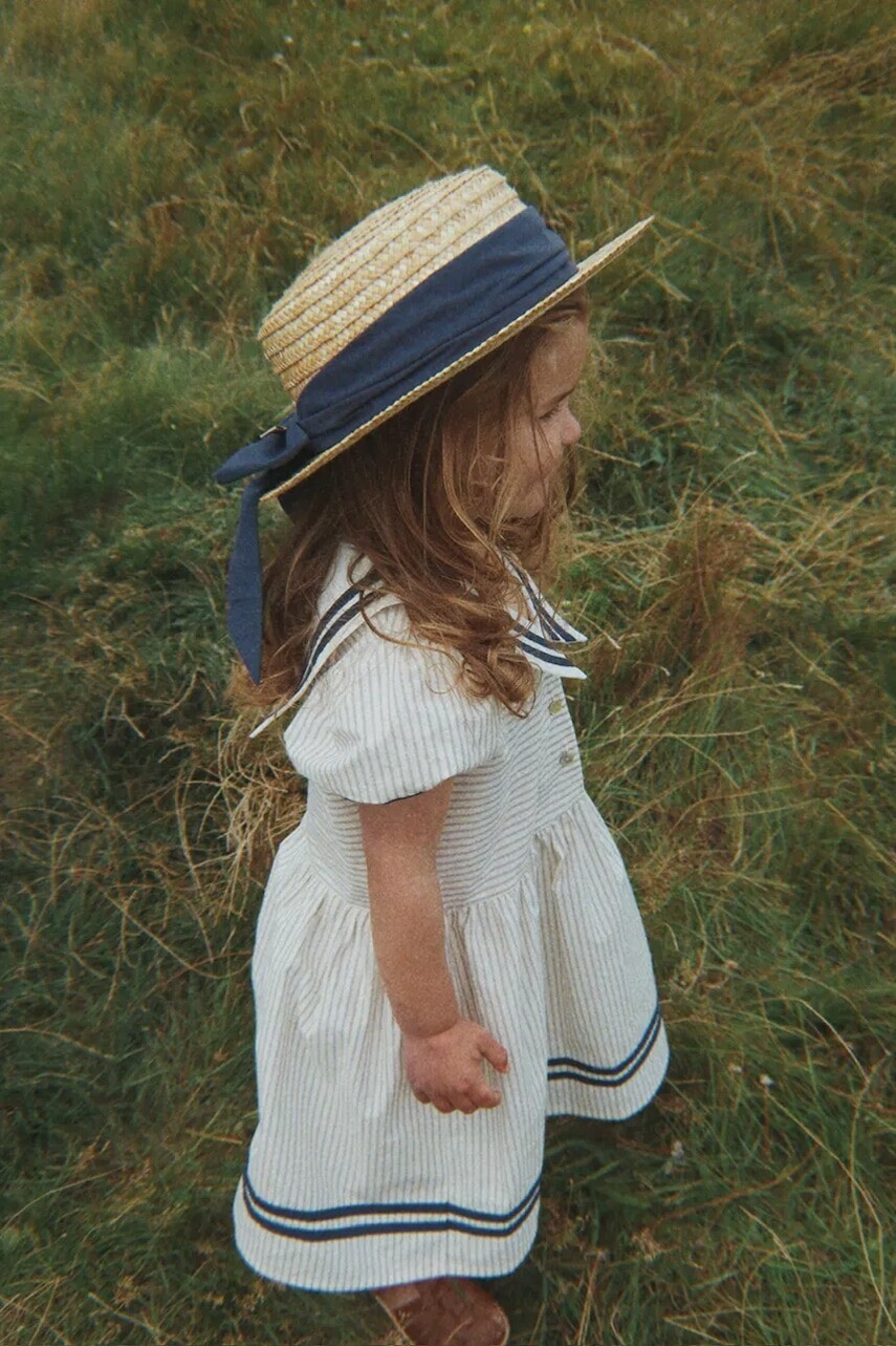 Konges Sløjd šaty s rozšíreným strihom bavlnené ALLIE SAILOR DRESS GOTS