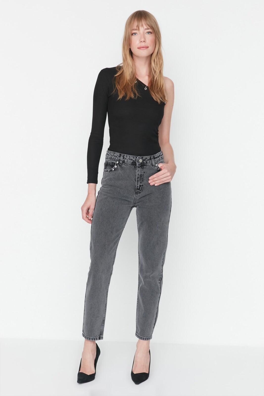 Trendyol Black Trok detailné džínsy Mom s vysokým pásom