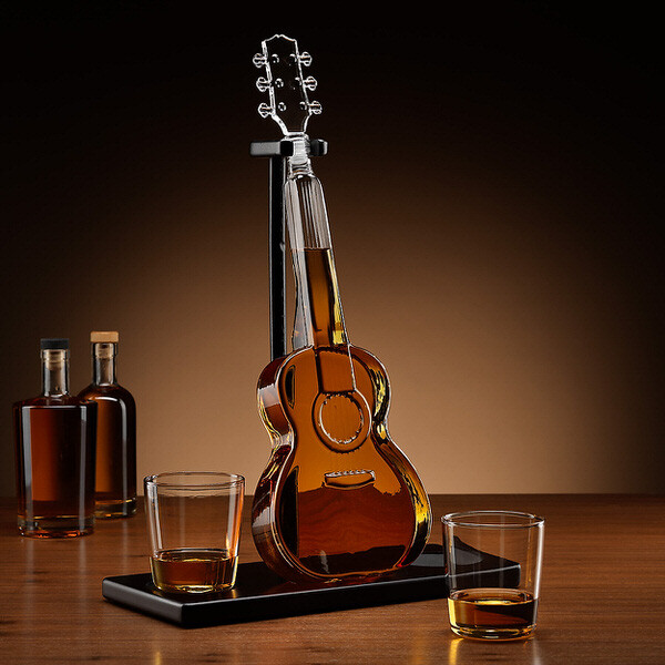Karafa Gitara s dvoma pohármi