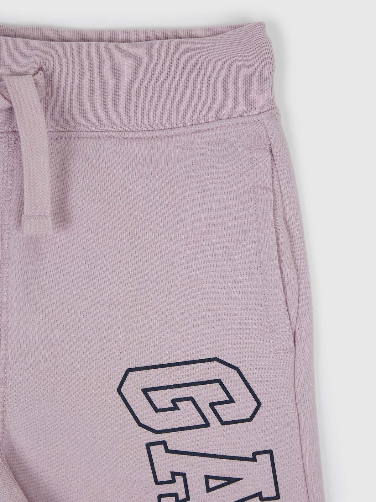 Fialové chlapčenské šortky s logom GAP