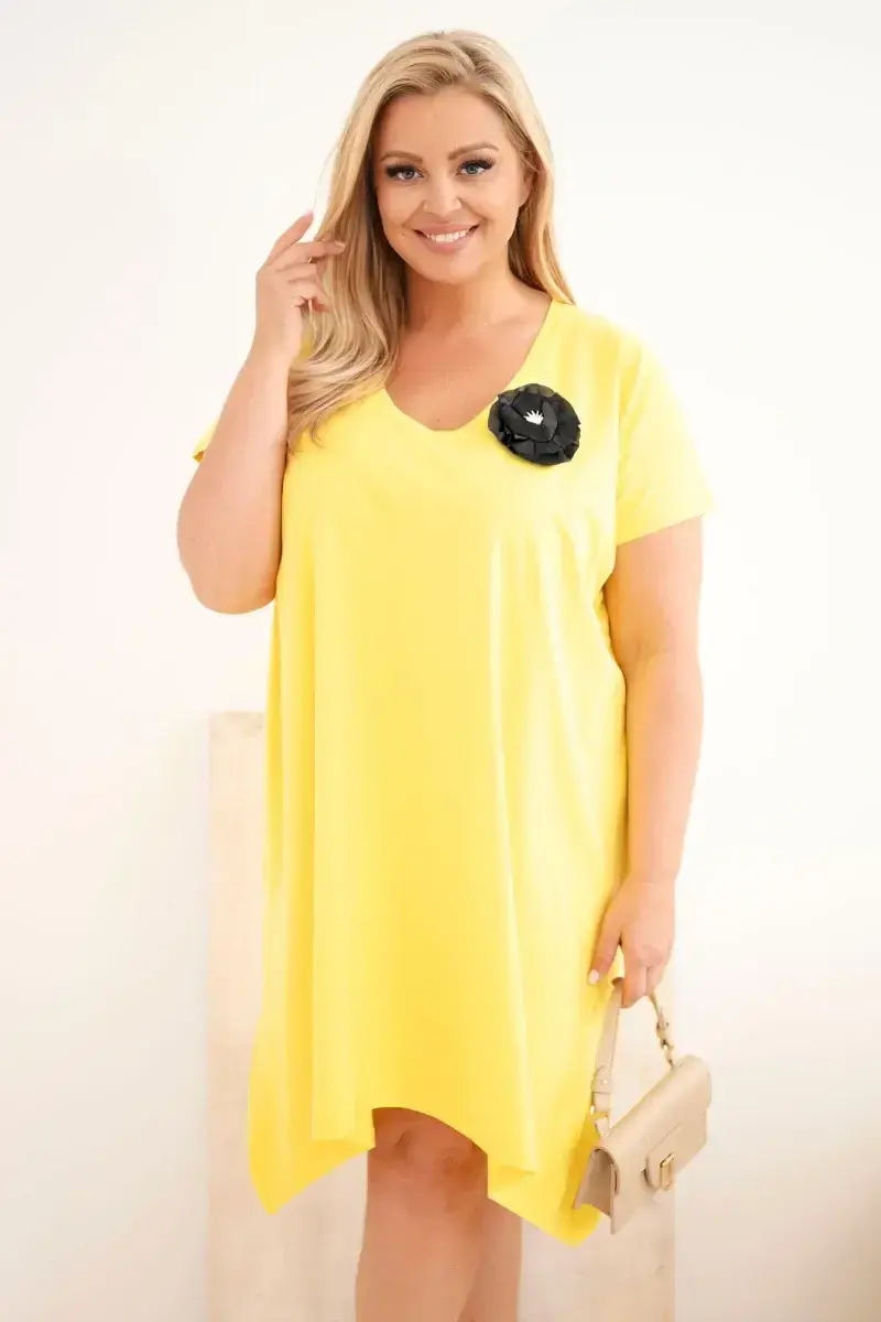 Dámske plus size šaty s brošňou a výstrihom