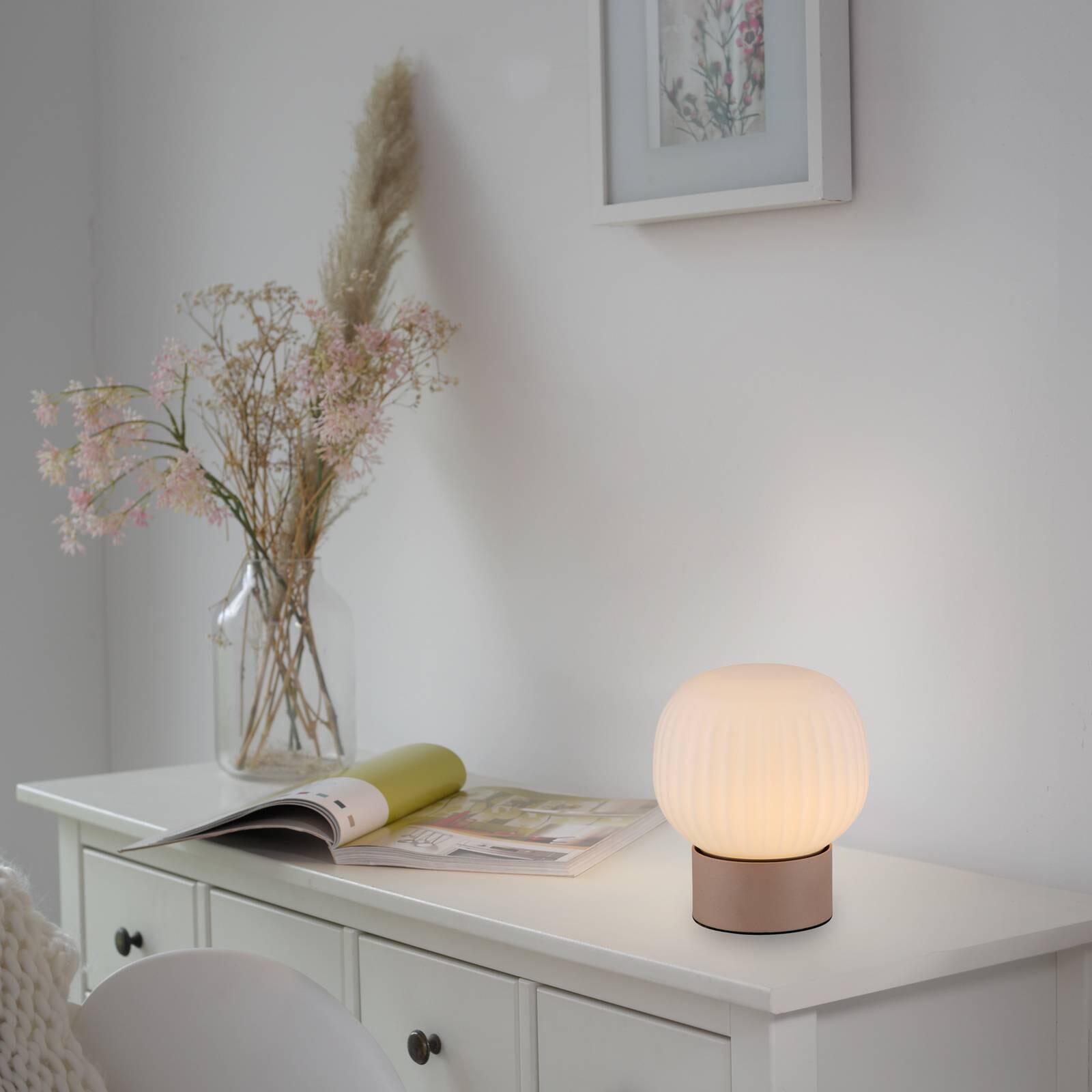 Stolová LED lampa Nami, biela/piesková, sklo, železo, výška 17 cm
