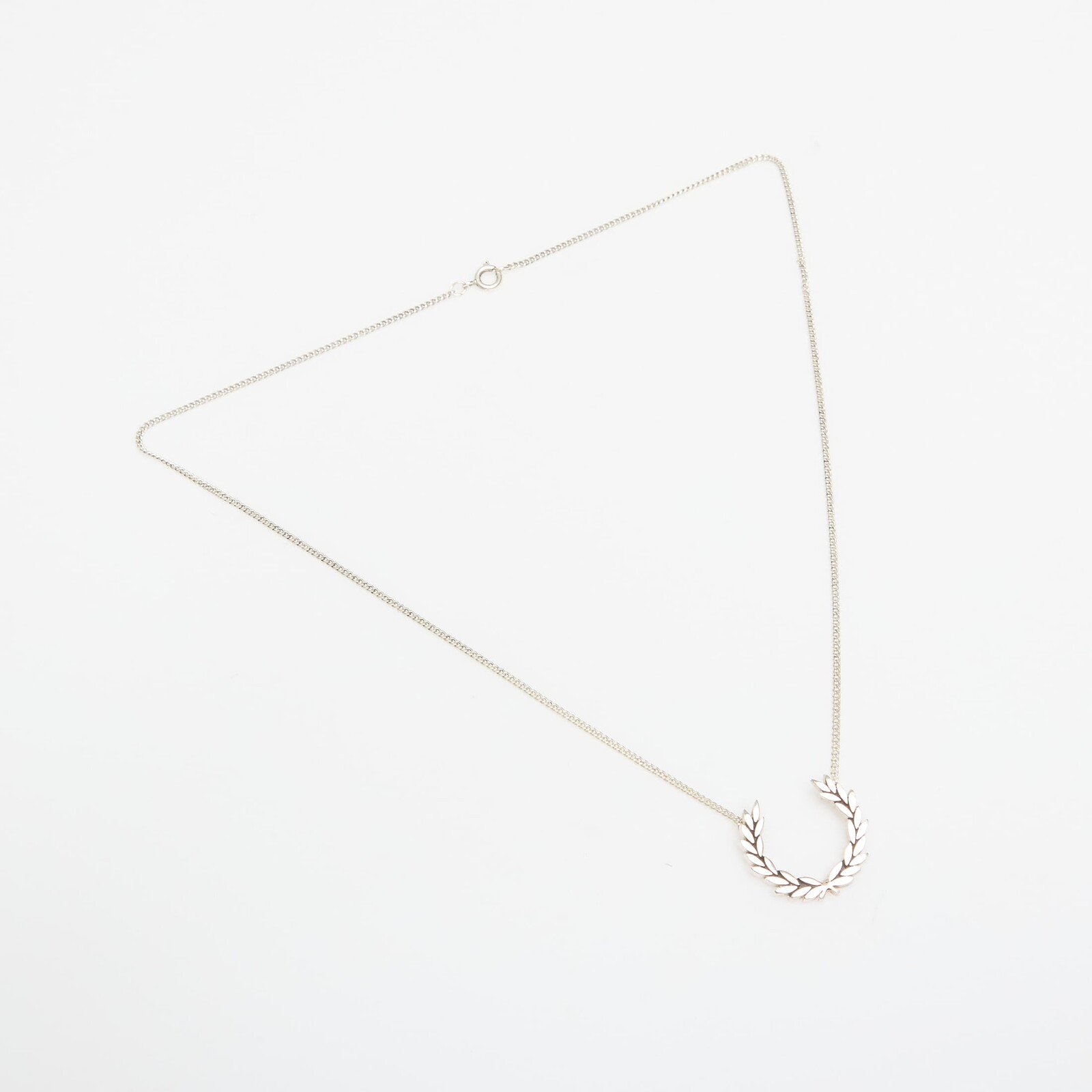 Náhrdelník Fred Perry Laurel Wreath Necklace ? Universal