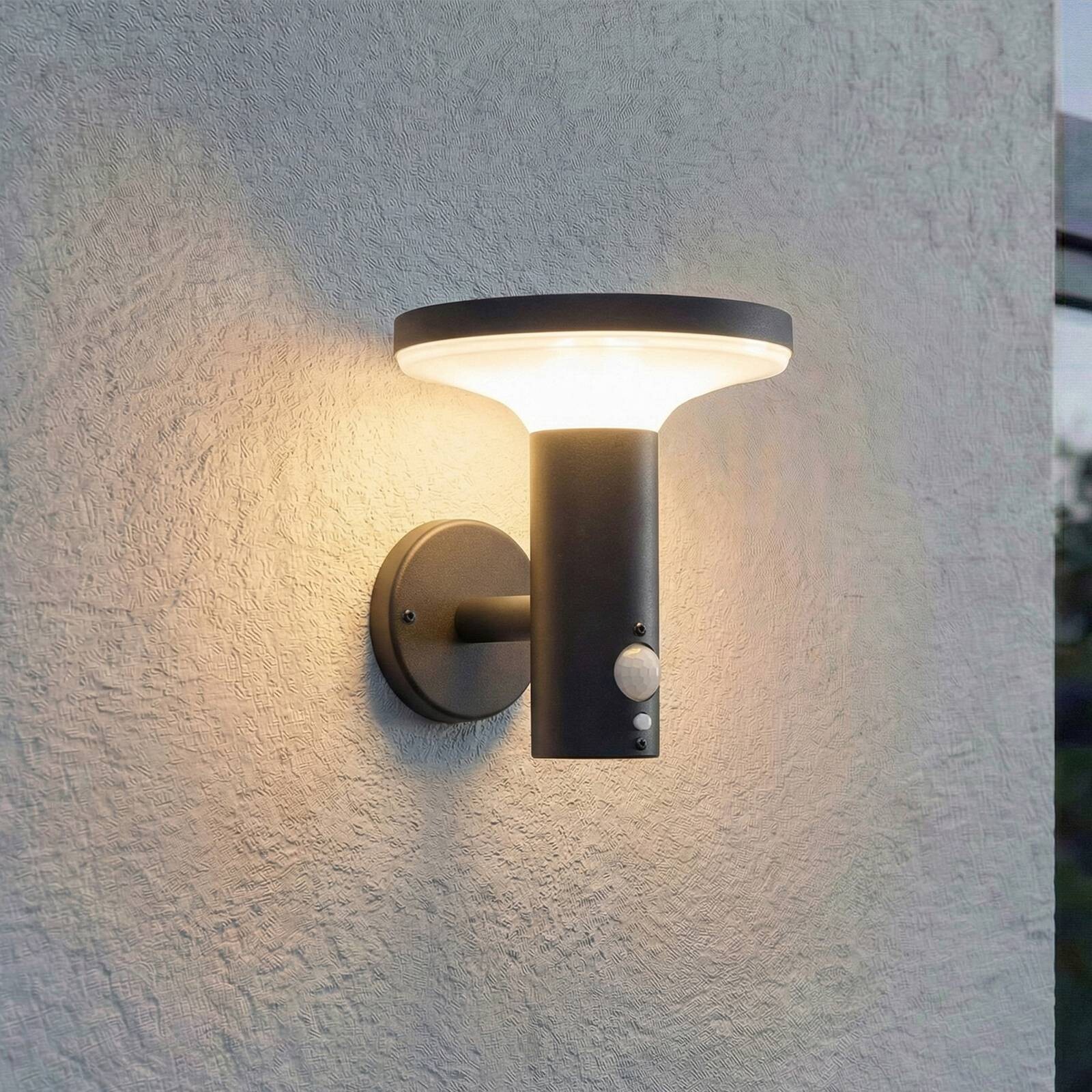 Solárne nástenné svietidlo PRIOS LED Kalen, 17 cm, čierne, so senzorom